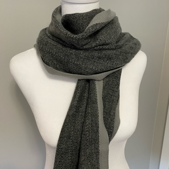 Scarf. - Picture 2 of 6